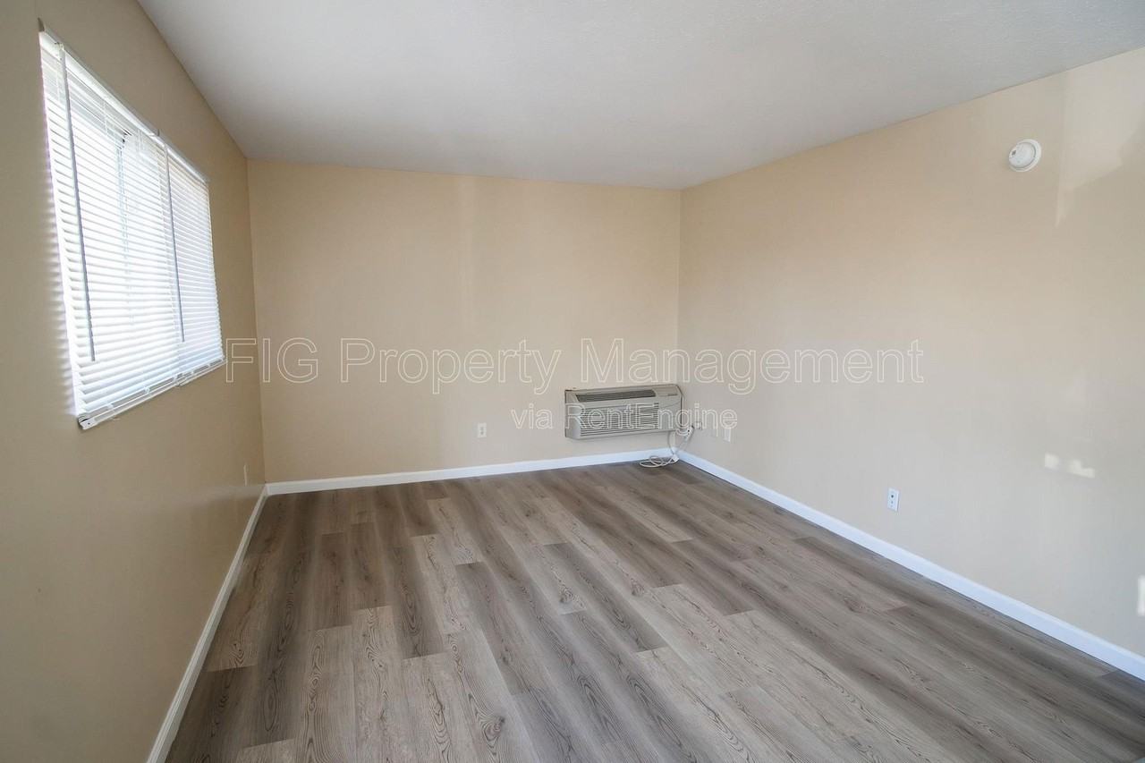 924 Chadwick Dr #4 - Photo 3 of 11