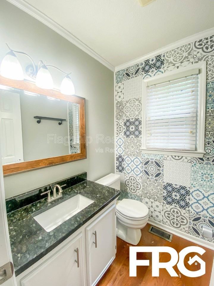 305 Smith Pl - Photo 4 of 33