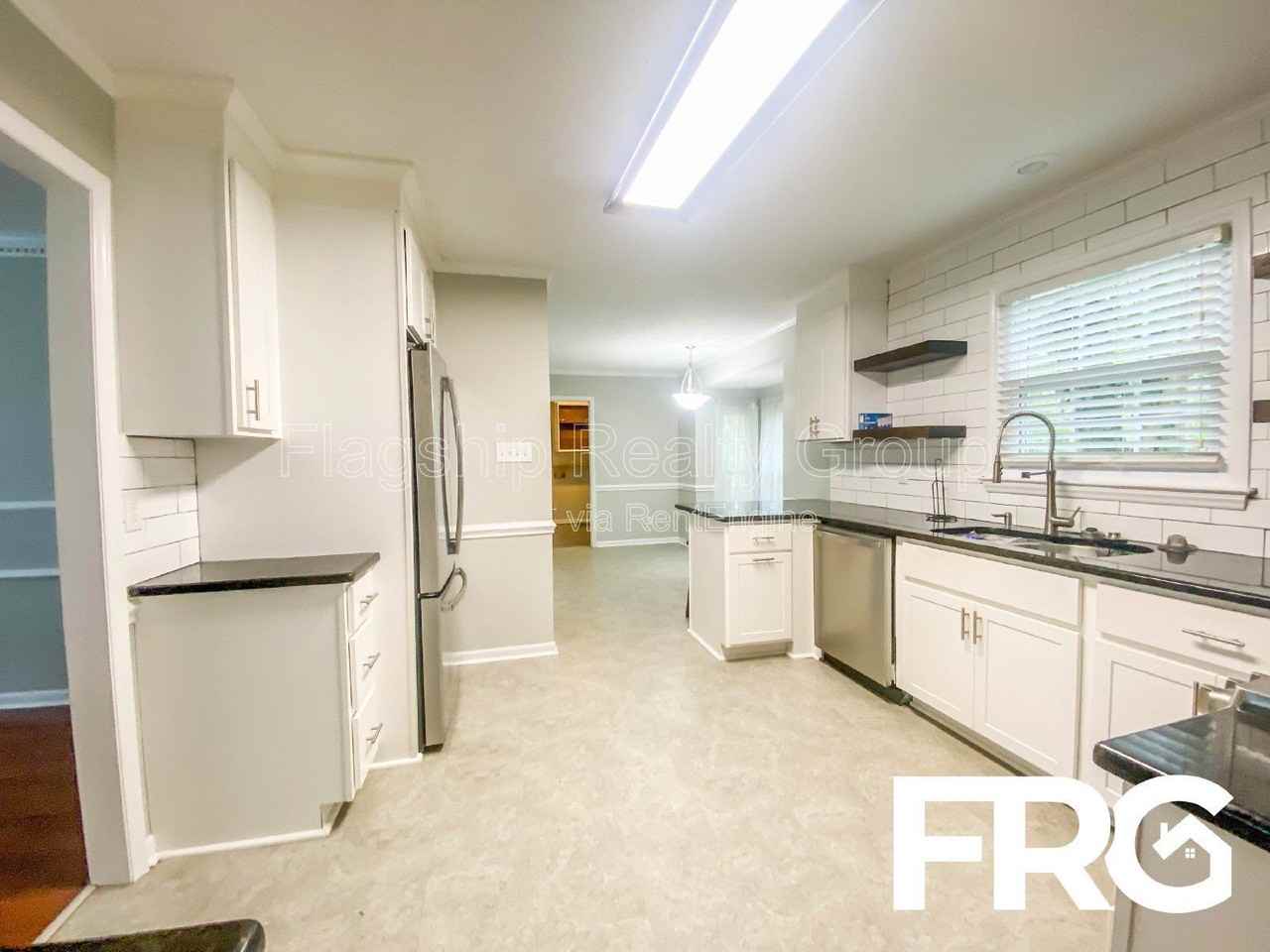 305 Smith Pl - Photo 5 of 33