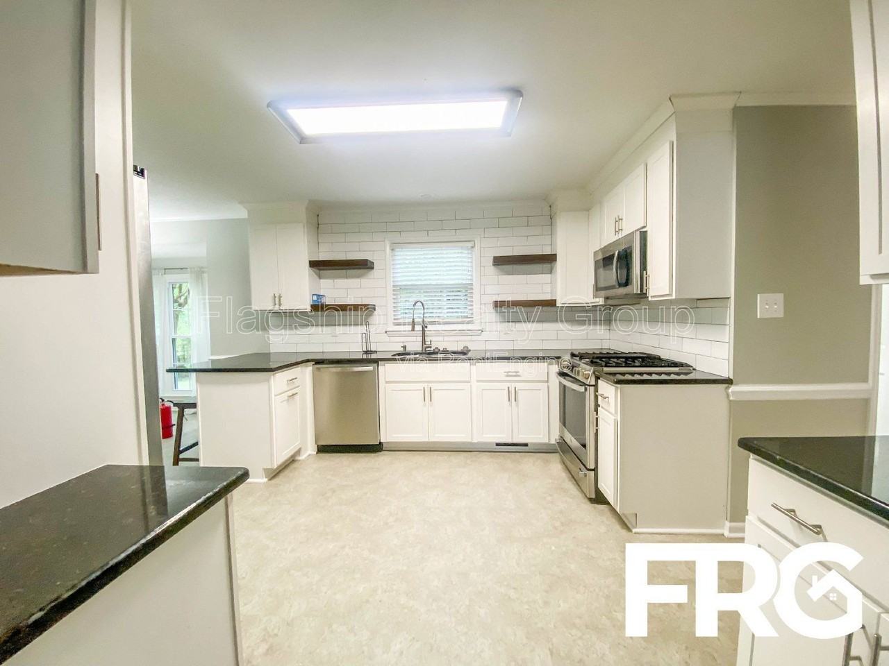 305 Smith Pl - Photo 6 of 33