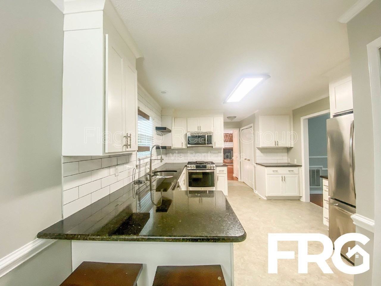 305 Smith Pl - Photo 7 of 33