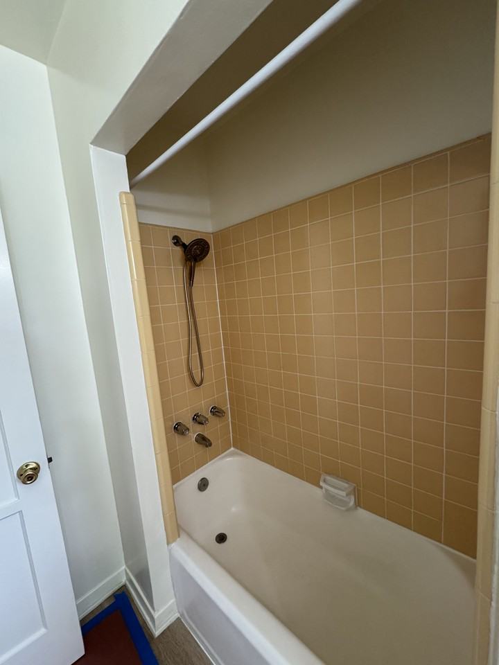 562 N Mariposa Ave #5 - Photo 2 of 10