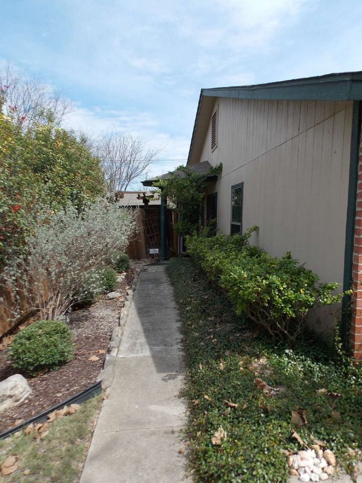 1414 Leander - Photo 2 of 22
