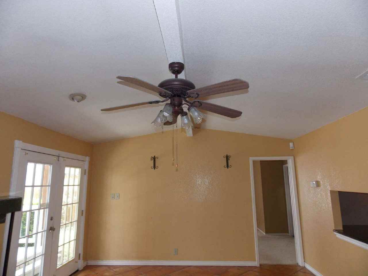 1414 Leander - Photo 3 of 22
