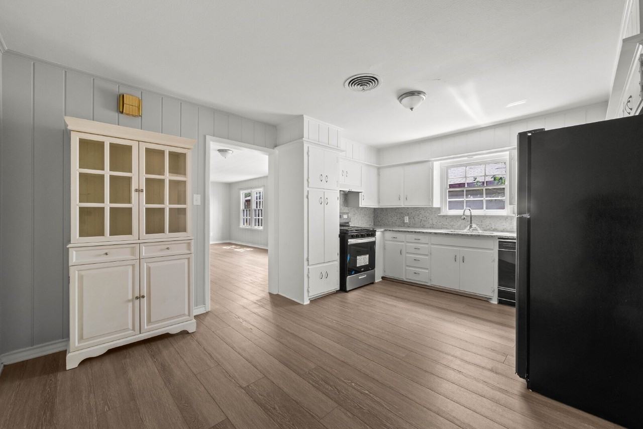 1912 22nd St - Photo 6 of 21