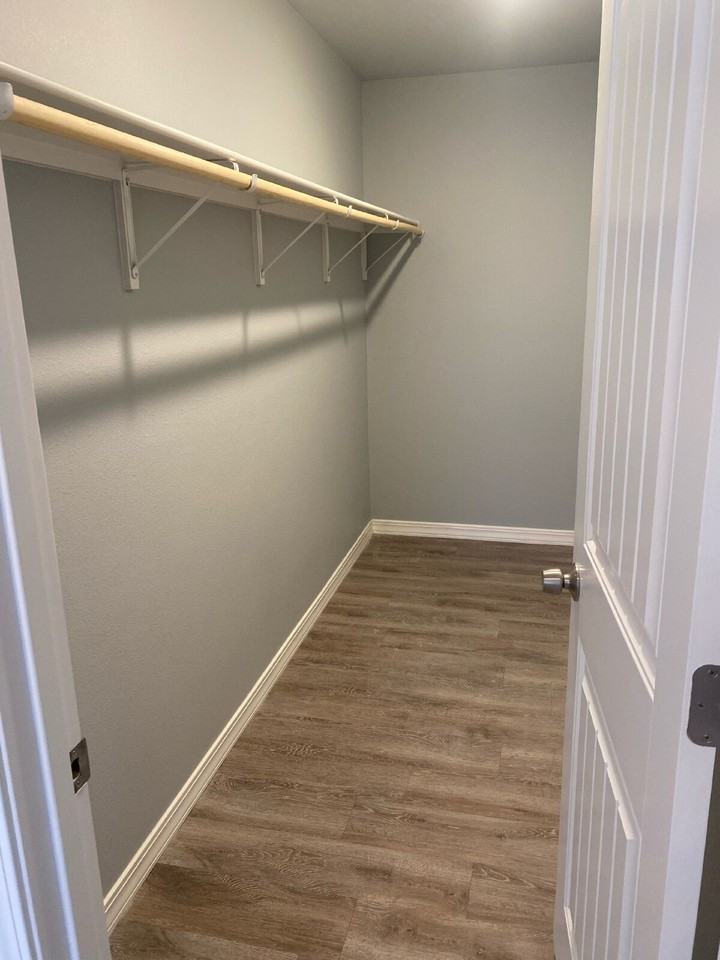 1303 N Clinton Ave - Photo 5 of 24