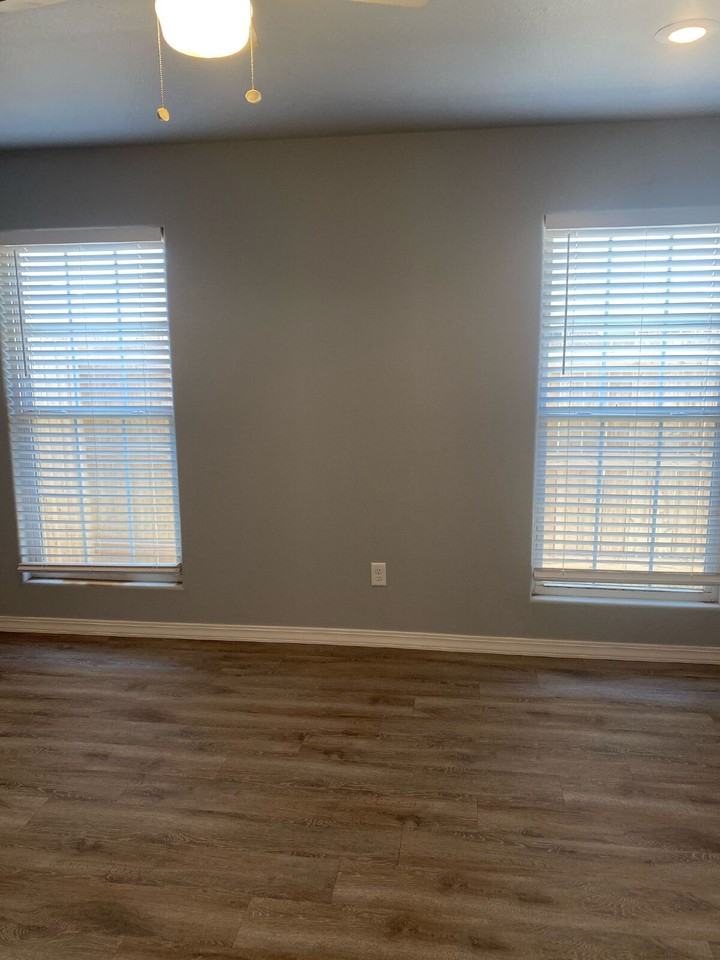 1303 N Clinton Ave - Photo 7 of 24