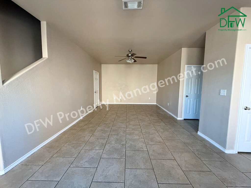 704 E College St - Photo 2 of 29