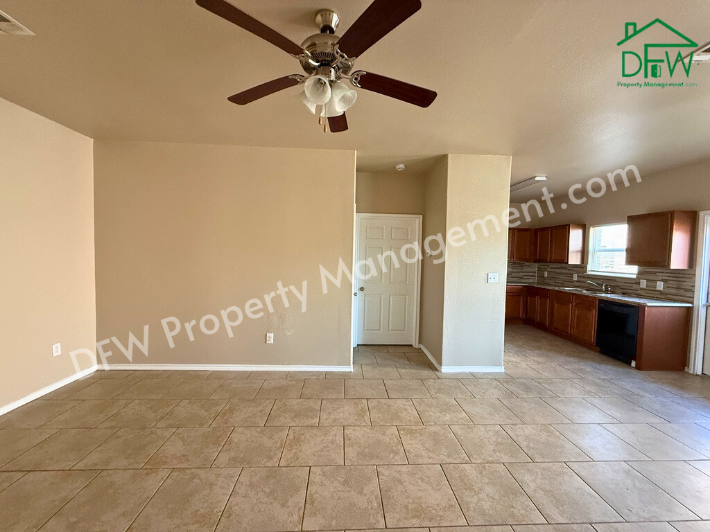 704 E College St - Photo 5 of 29