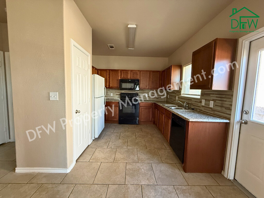 704 E College St - Photo 6 of 29