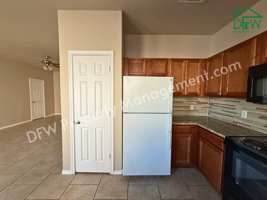 704 E College St - Photo 7 of 29