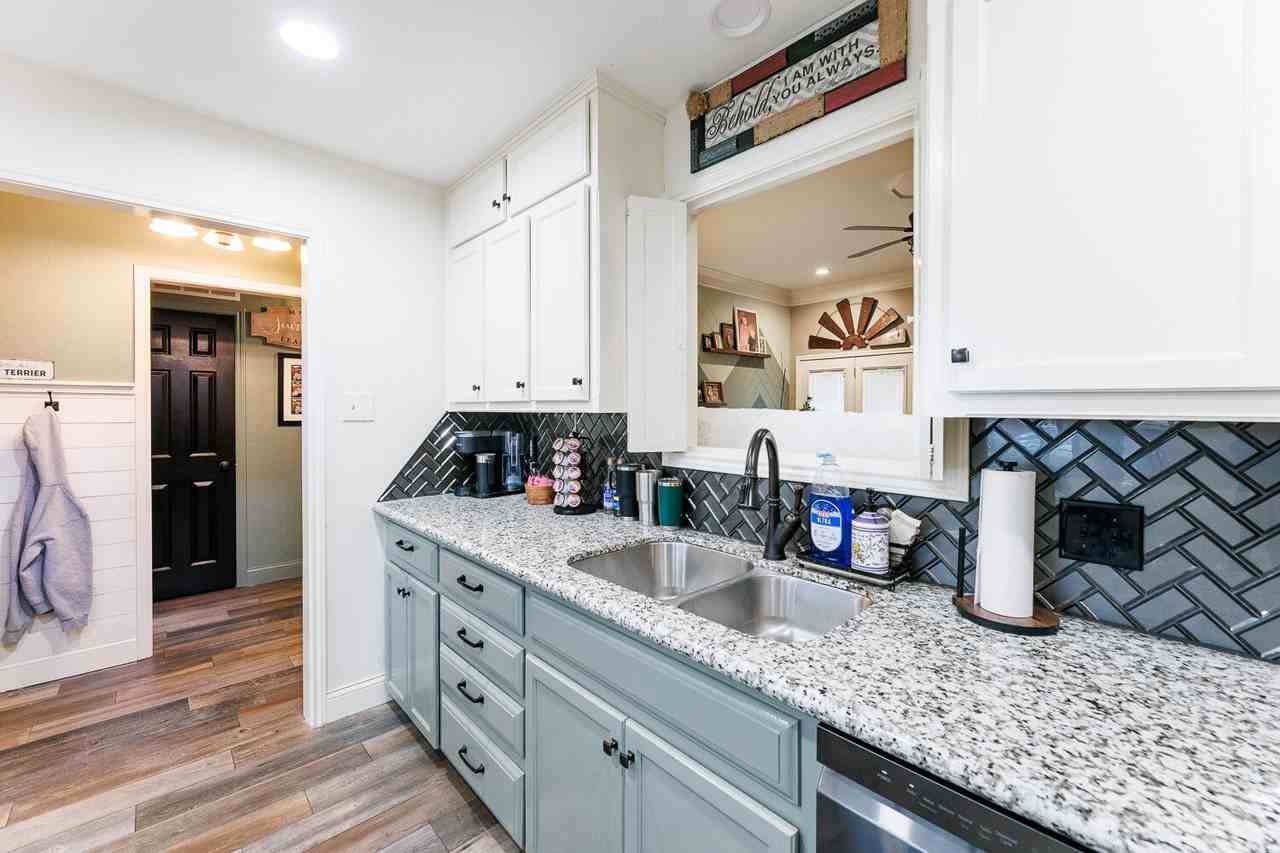 6037 72nd St - Photo 7 of 42