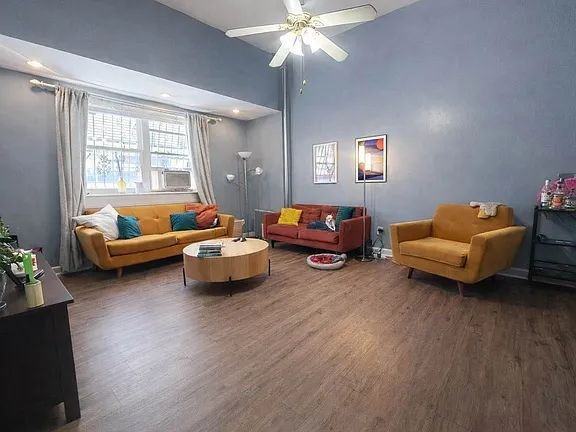 592 Evergreen Ave - Photo 3 of 7