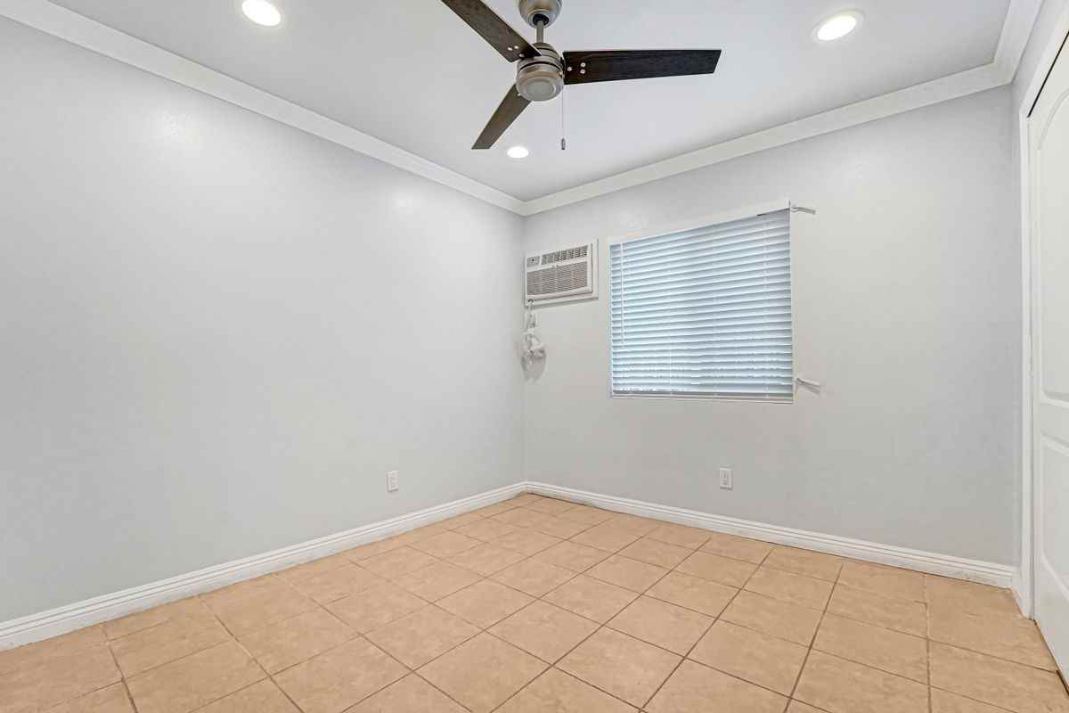 400 W 109th St - Photo 4 of 9