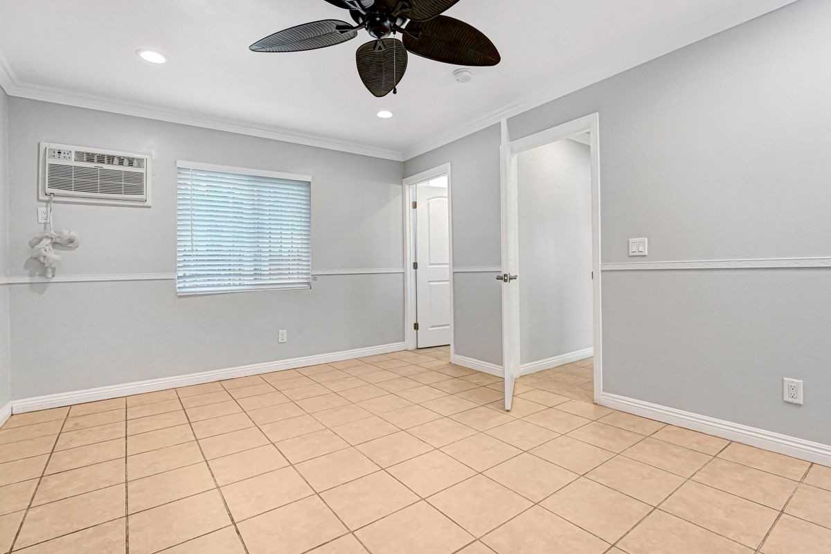 400 W 109th St - Photo 5 of 9