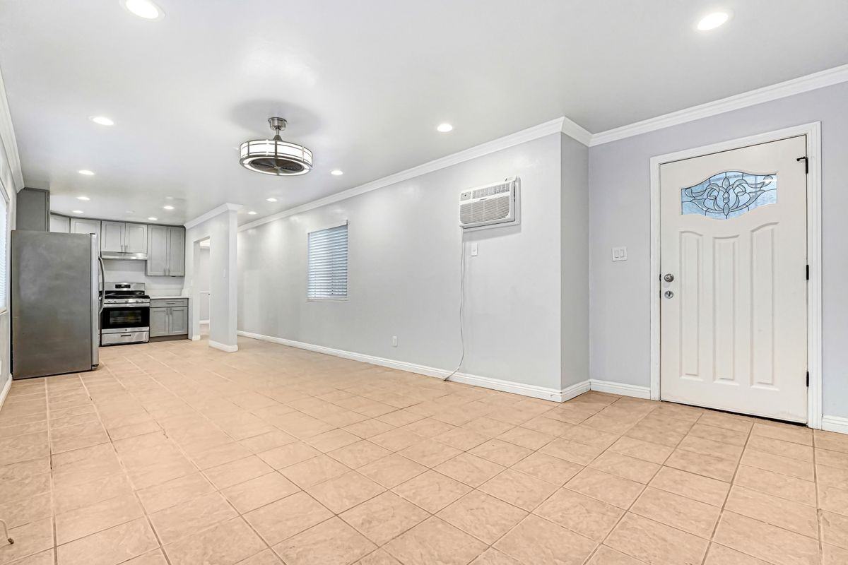 400 W 109th St - Photo 6 of 9