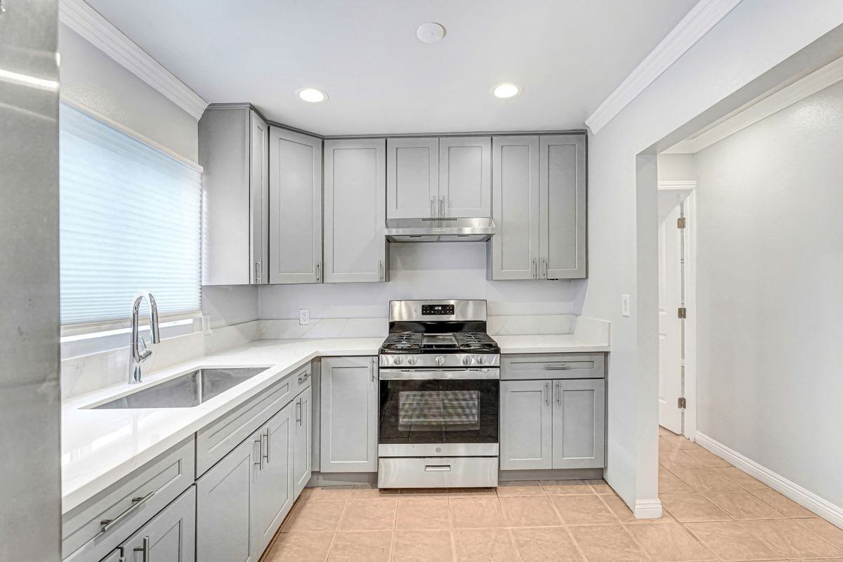 400 W 109th St - Photo 7 of 9