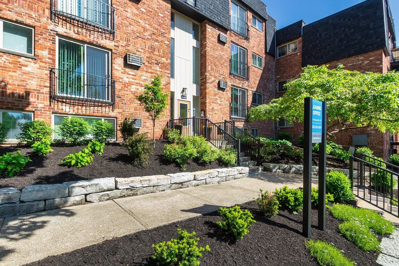 Romaine Court - Photo 2 of 8