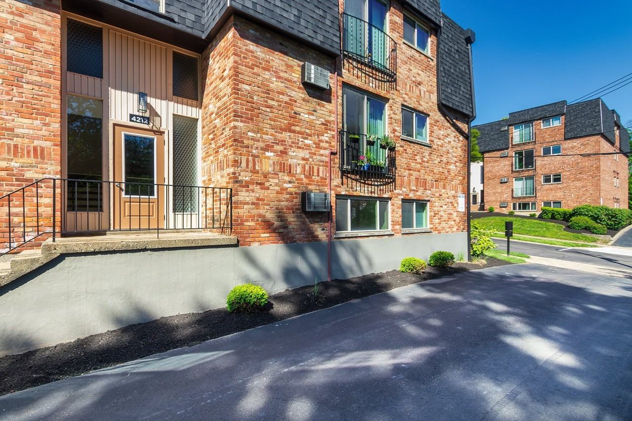 Romaine Court - Photo 7 of 8