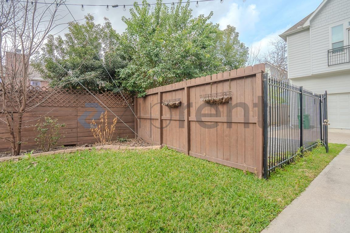 850 W 20th St #850 - Photo 2 of 31