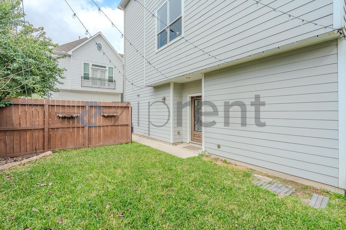 850 W 20th St #850 - Photo 4 of 31