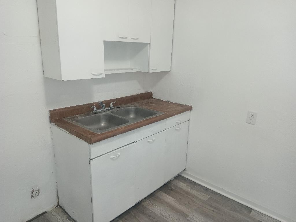 519 1/2 9th St #1 - Photo 2 of 5