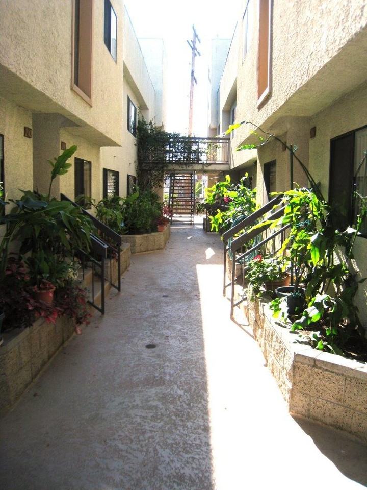 520 W Elk Ave #105 - Photo 3 of 16