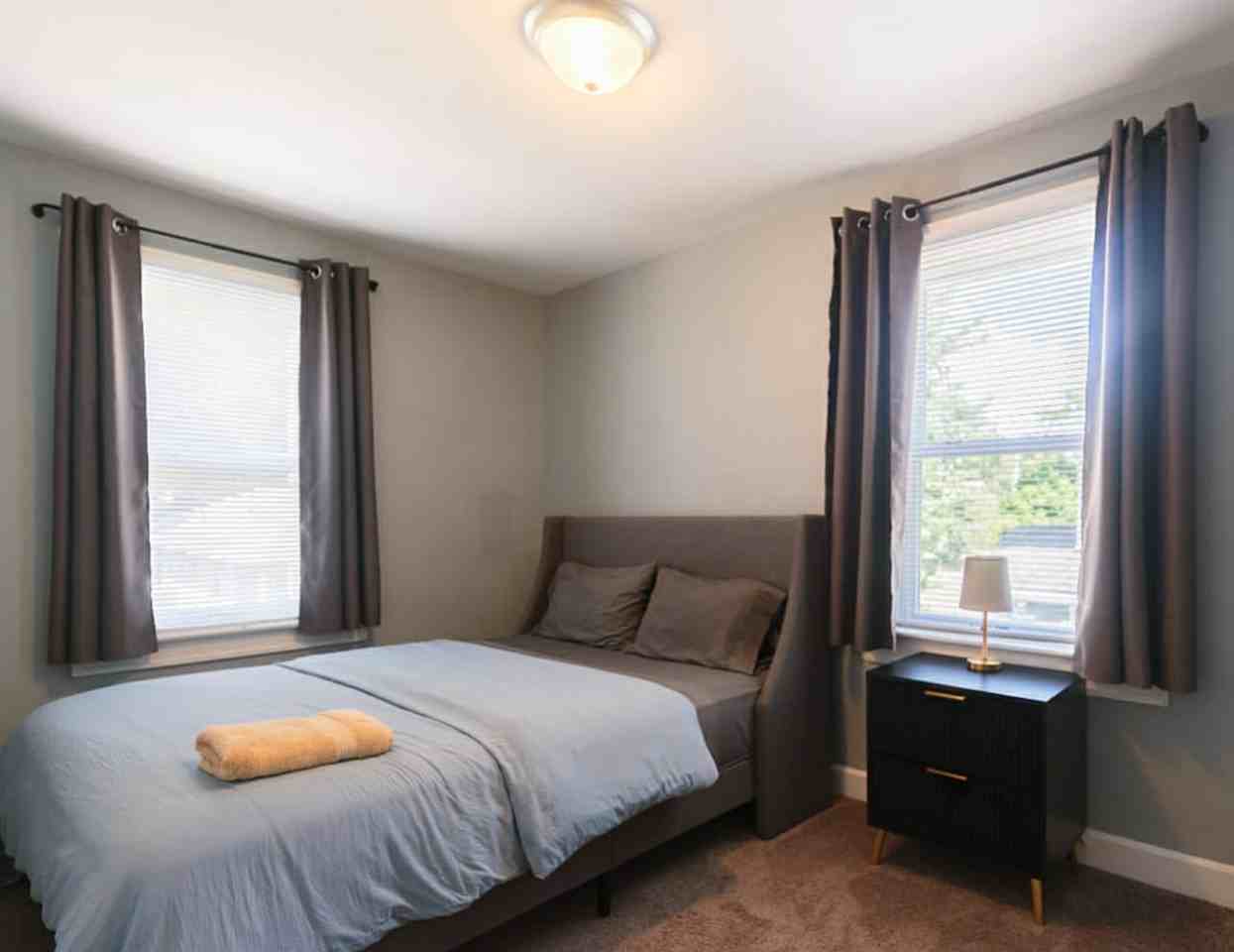 911 E 49th St #NA - Photo 2 of 11