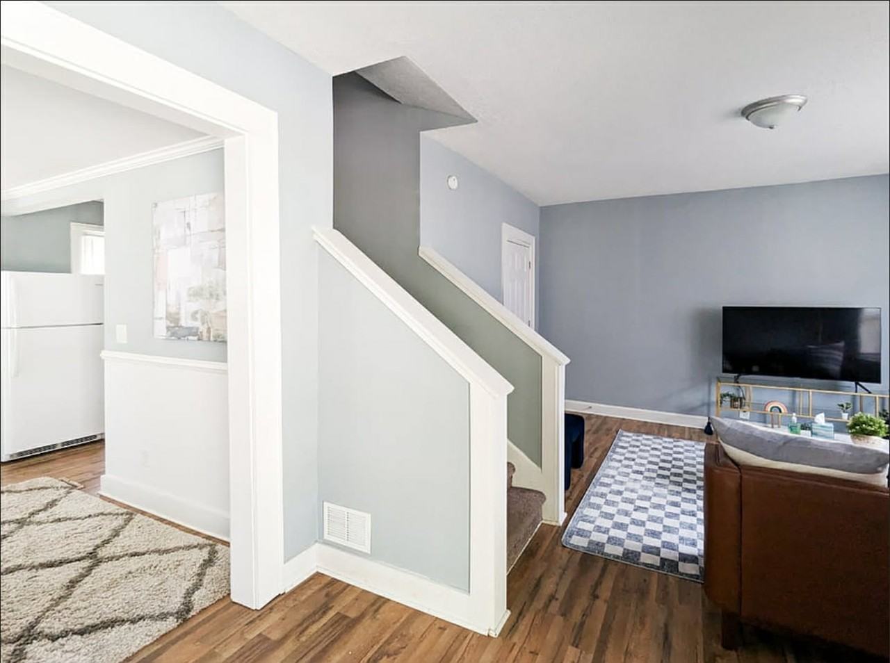 911 E 49th St #NA - Photo 4 of 11