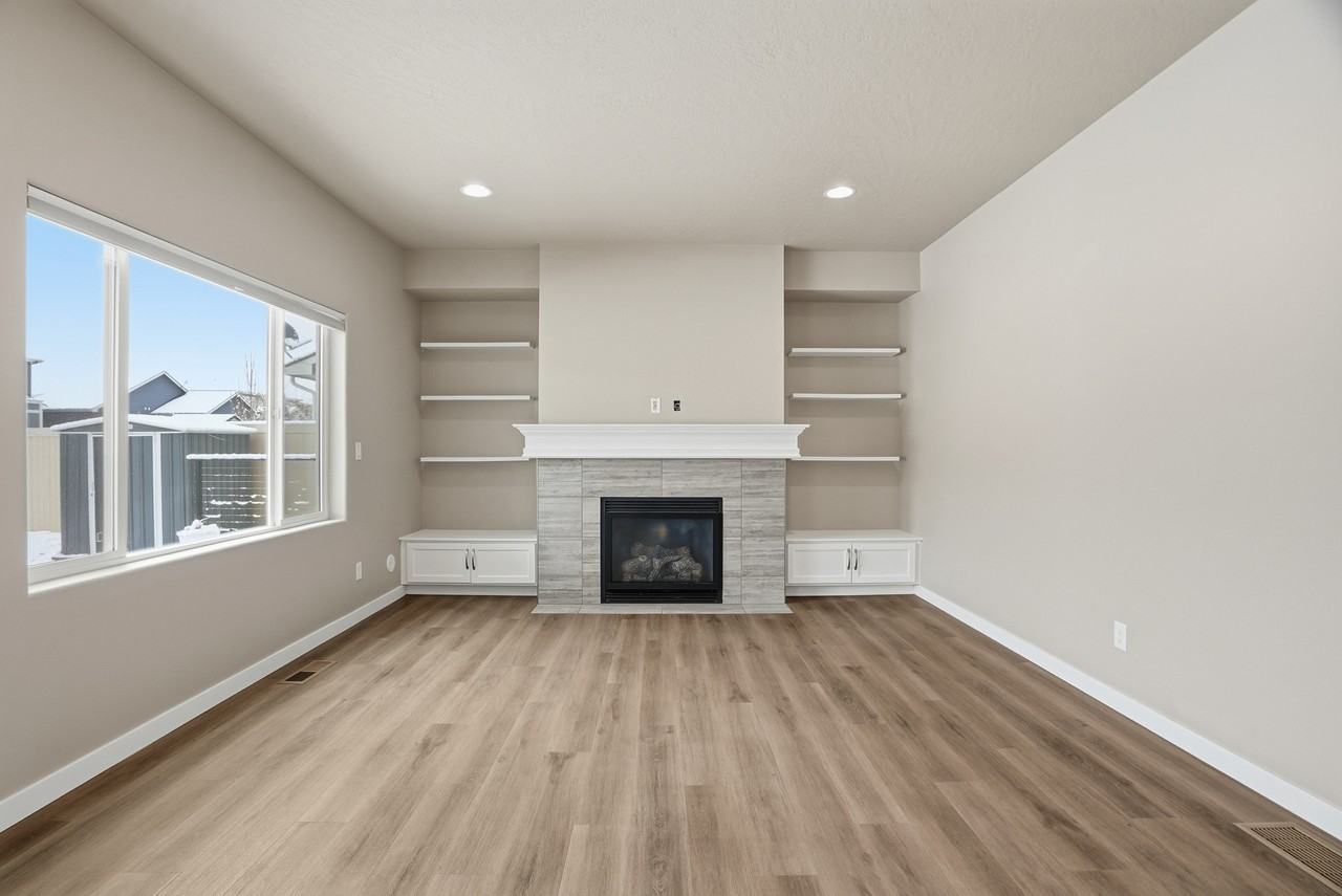 2067 W Alsea Loop #1 - Photo 4 of 34