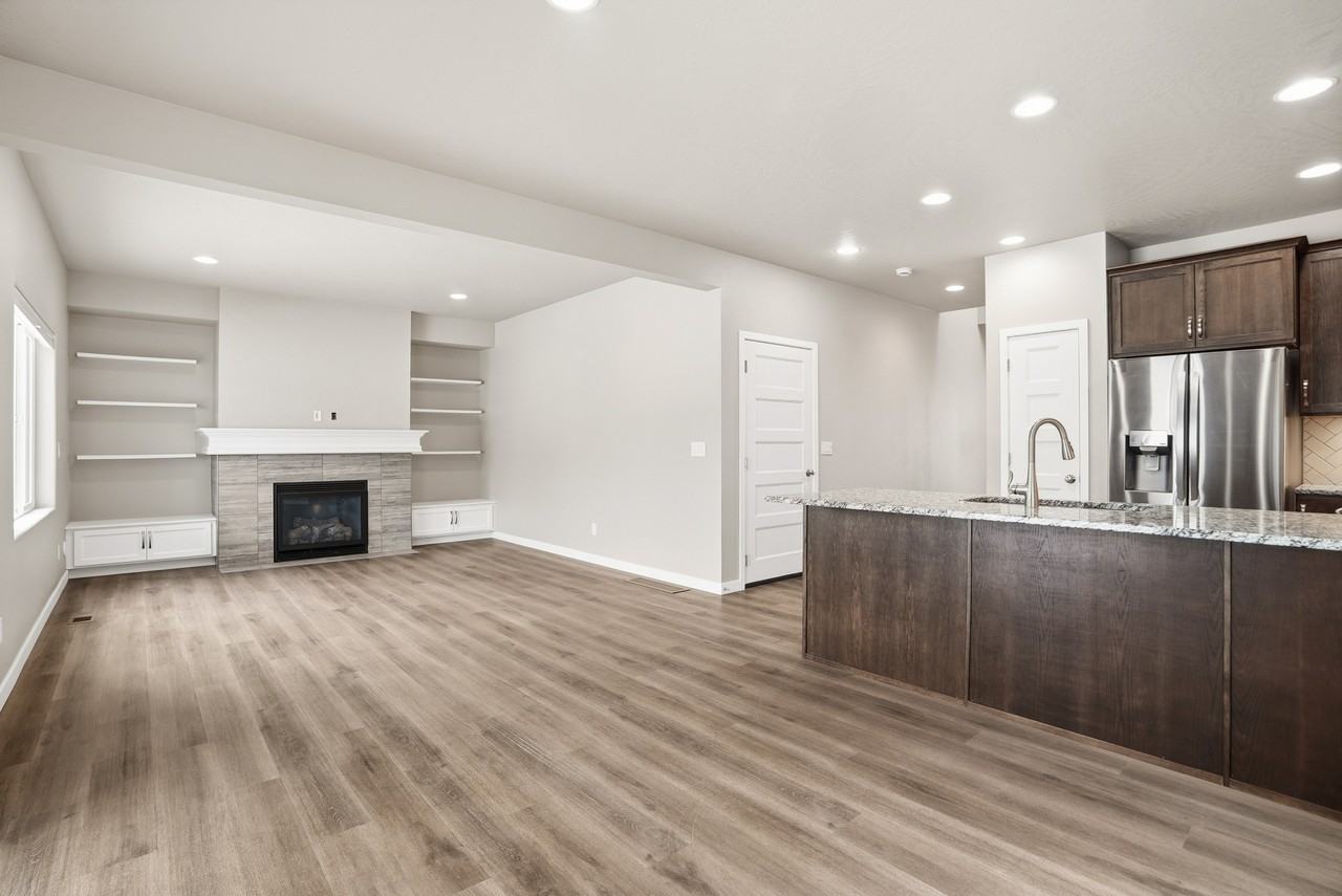 2067 W Alsea Loop #1 - Photo 6 of 34