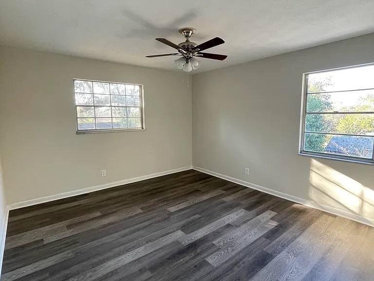 201 Saturn Lane North - Photo 3 of 10