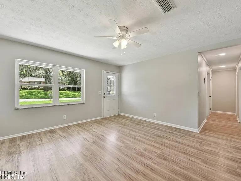 201 Saturn Lane North - Photo 5 of 10