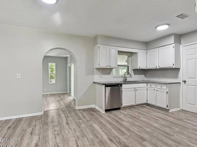 201 Saturn Lane North - Photo 6 of 10