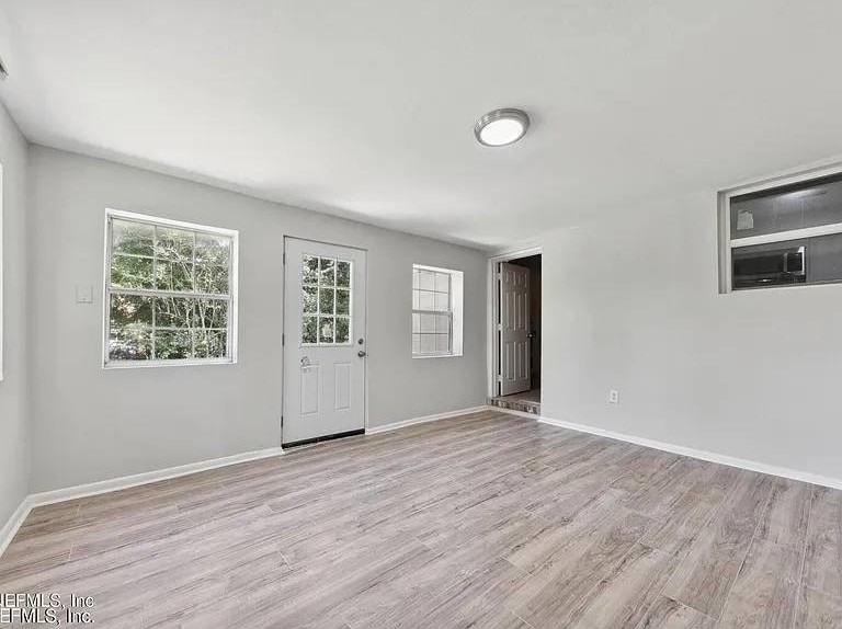 201 Saturn Lane North - Photo 7 of 10