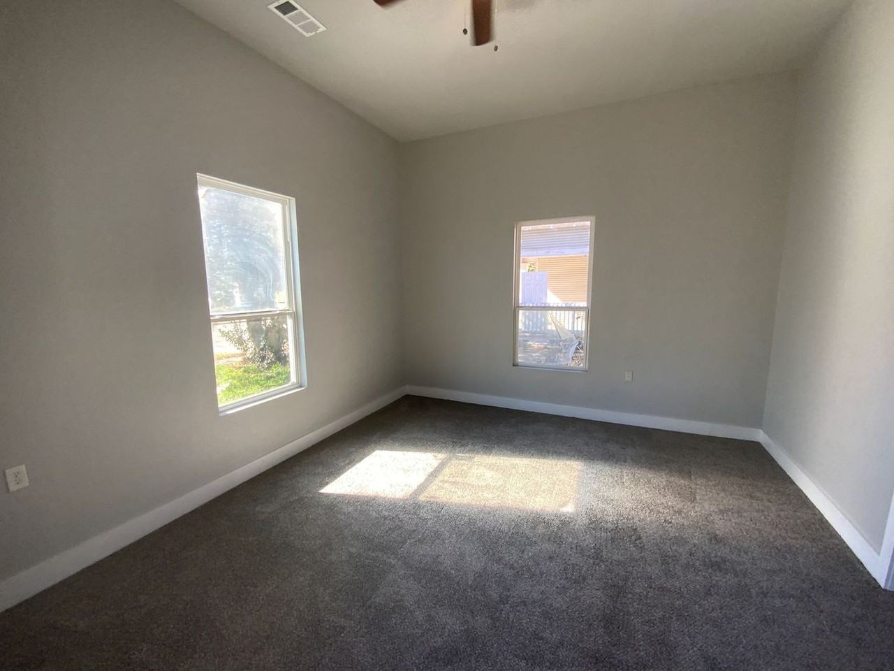 1223 W 10th St - Photo 2 of 12