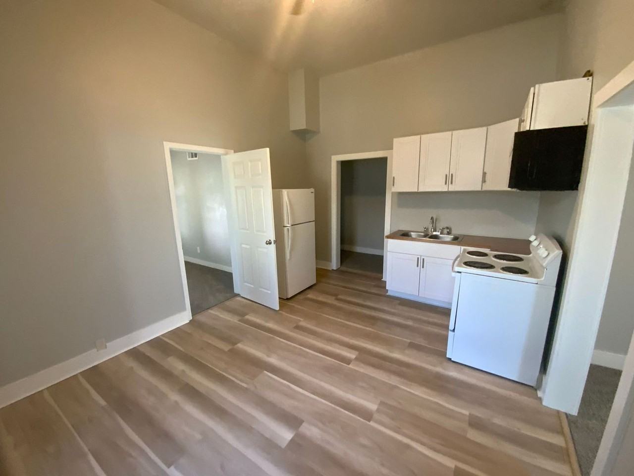 1223 W 10th St - Photo 4 of 12