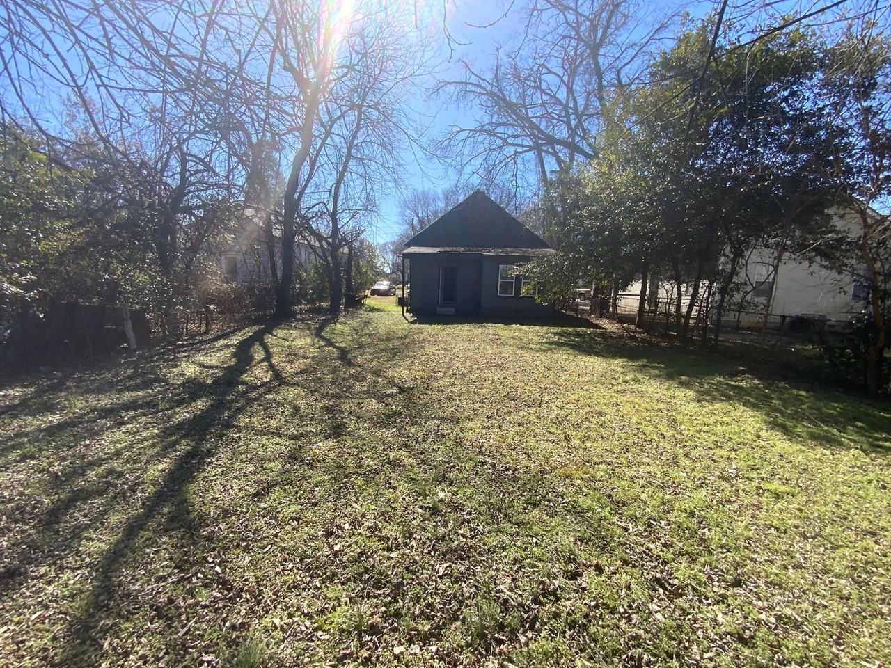 1223 W 10th St - Photo 5 of 12