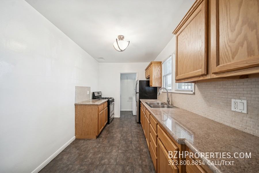 7758 Rosewood Ave - Photo 5 of 18