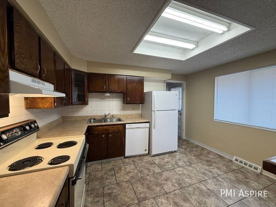 13209 E Dakota Ave - Photo 5 of 12