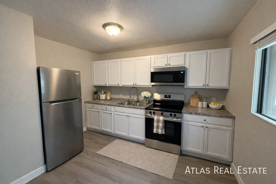 1537 W Pierce St #2 - Photo 3 of 9