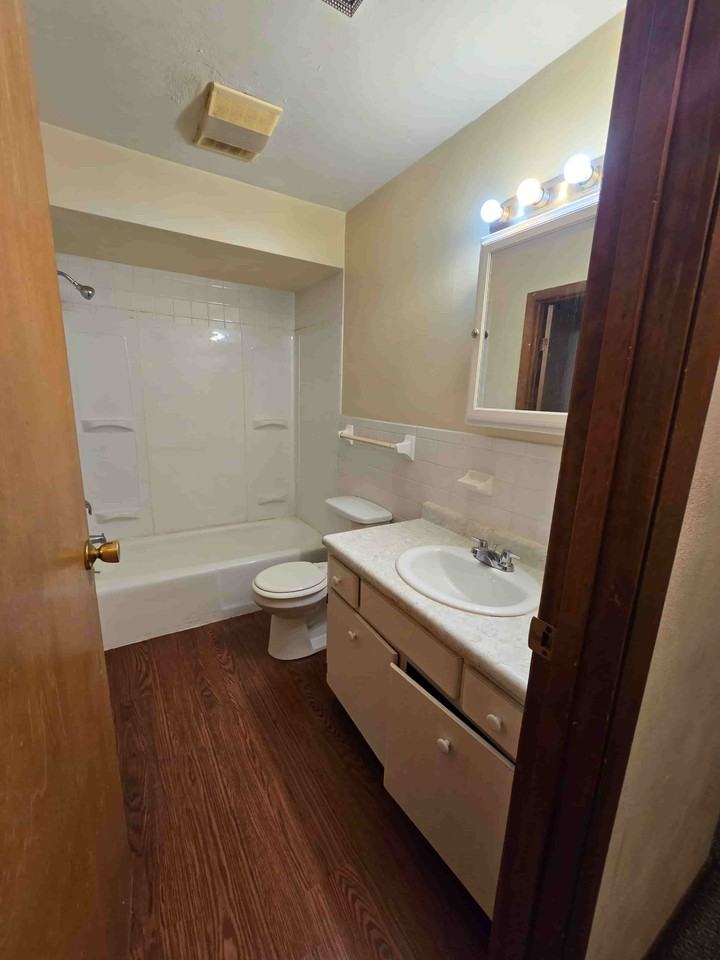 4644 Burkhardt Ave - Photo 5 of 9