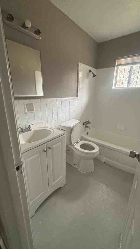 147 Strafford St - Photo 5 of 7