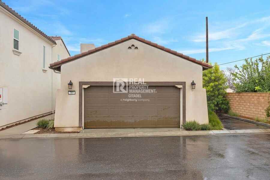 365 Huntington Ct - Photo 3 of 39