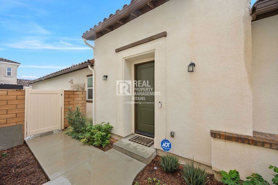 365 Huntington Ct - Photo 4 of 39