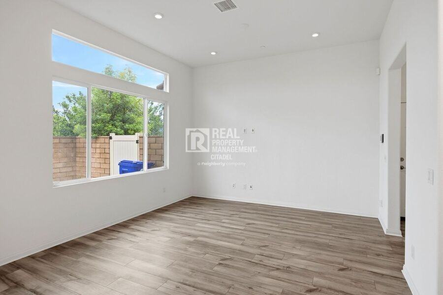 365 Huntington Ct - Photo 6 of 39