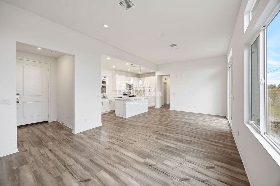 365 Huntington Ct - Photo 7 of 39