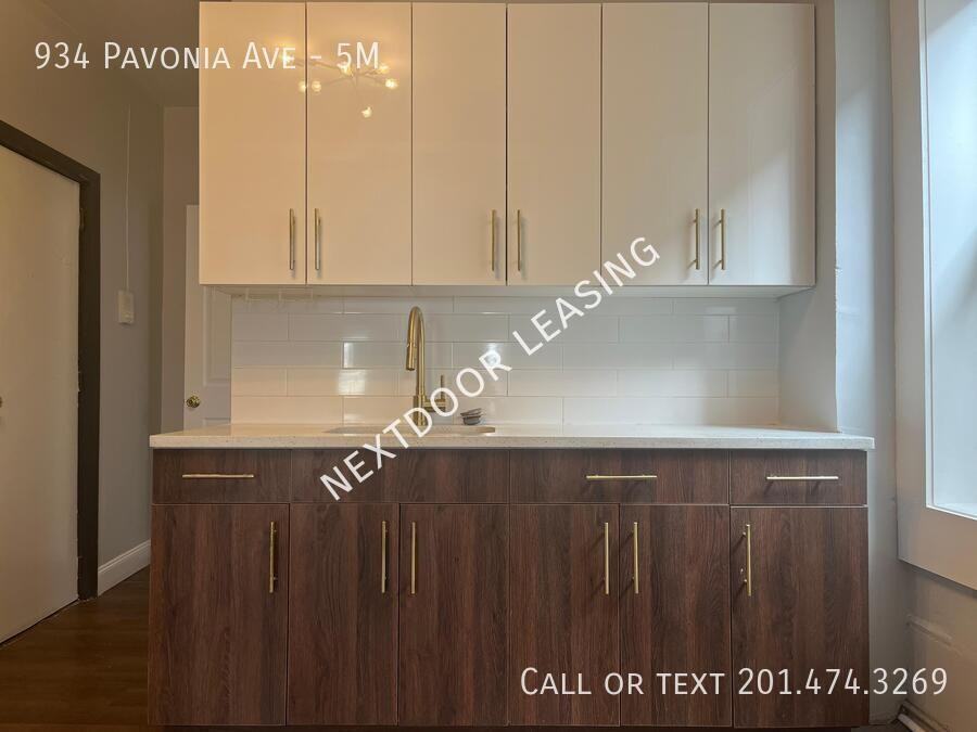 934 Pavonia Ave #5M - Photo 2 of 11