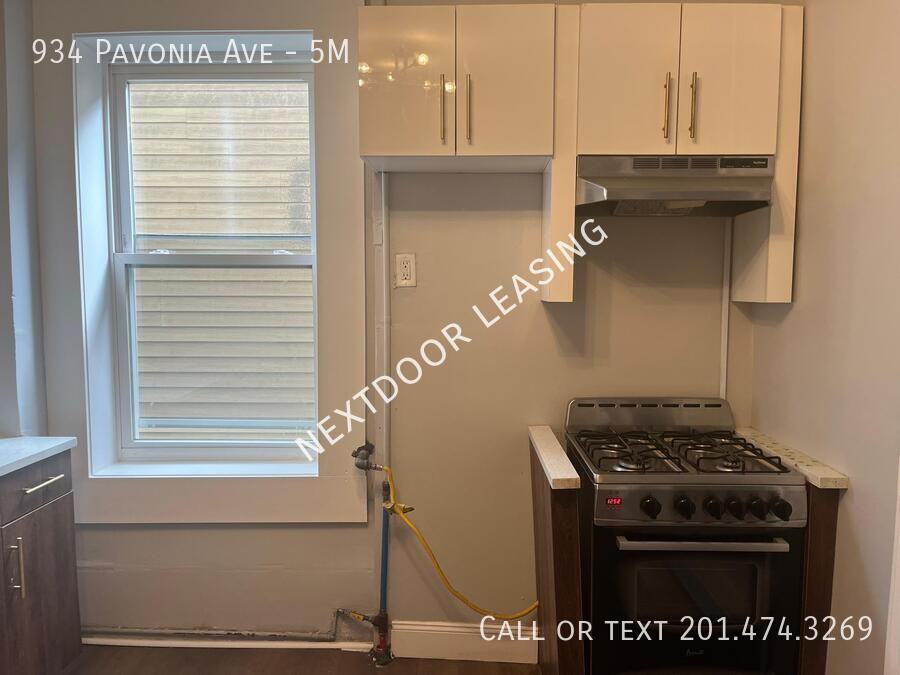 934 Pavonia Ave #5M - Photo 3 of 11