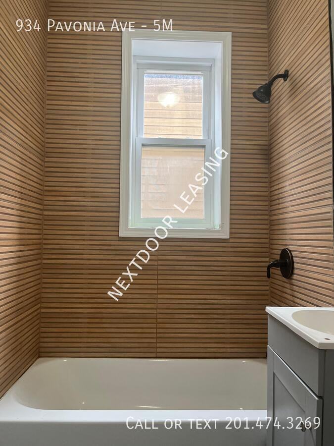 934 Pavonia Ave #5M - Photo 4 of 11